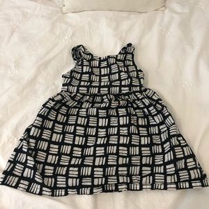 Black & white print dress w cutest details! ✨